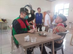 Kegiatan Penyuluhan tentang Kesehatan telinga serta pemeriksan telinga dan pembersihan telinga (BBT) untuk siswa siswi Kelas 1 SMP Al Madina Cianjur