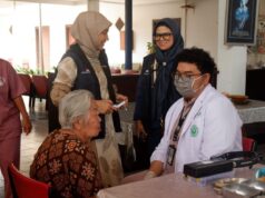 Penyuluhan tentang serumen dan BBT pada penghuni panti Lansia Dorkas Cimahi